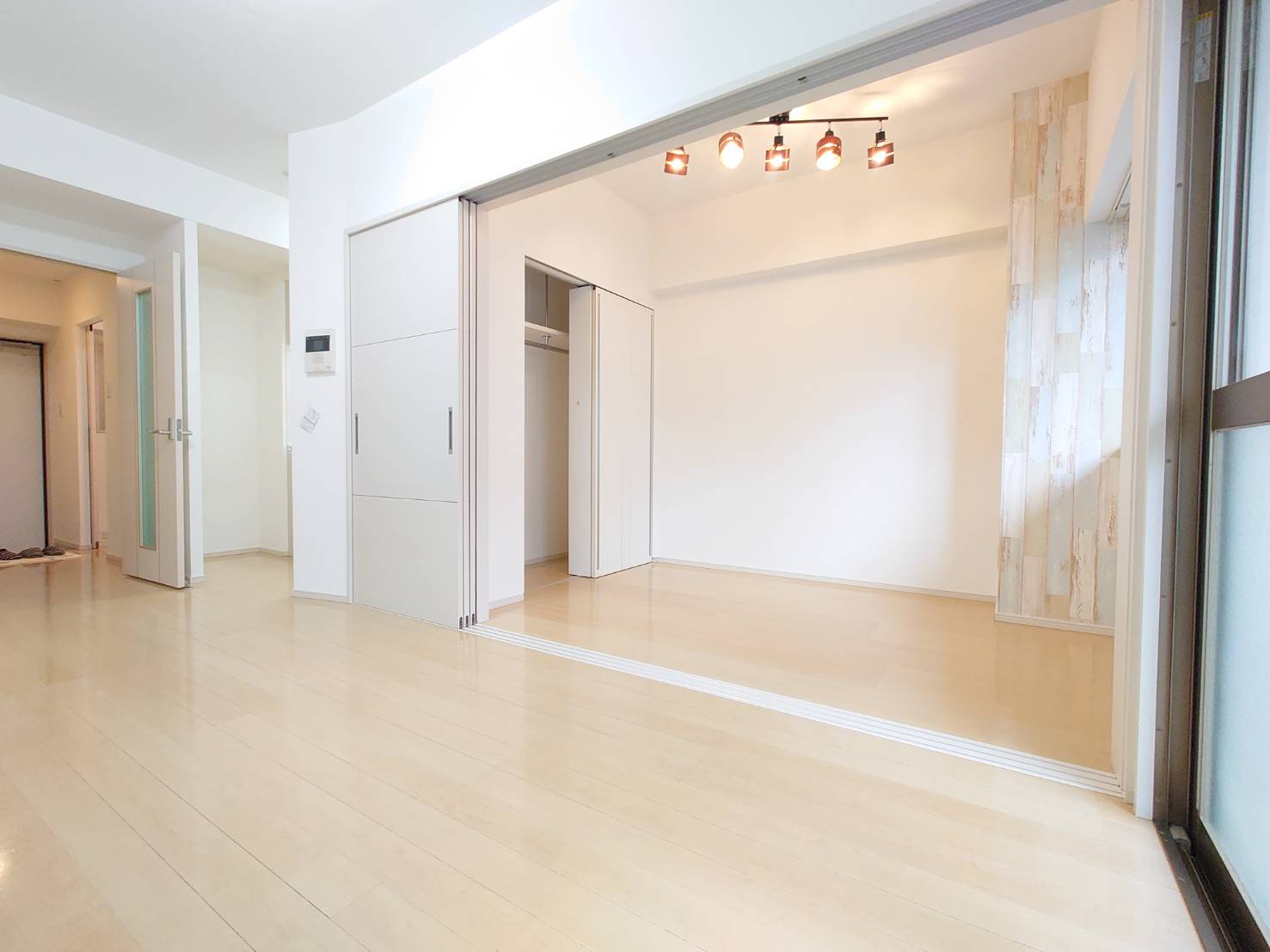 居室・リビング　白を基調とした清潔感のある室内