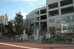 小学校　四谷第六小学校（小学校）まで450m