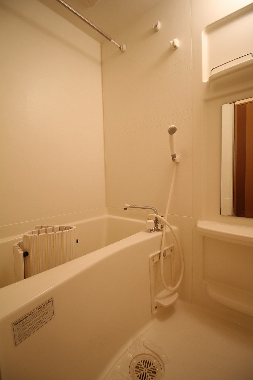 バス・シャワールーム　コンパクトで使いやすいお風呂です