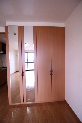 その他部屋・スペース　落ち着いた色調の寝室です