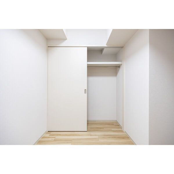 収納　奇数階・偶数階で色味が異なりますが、現状奇数階のカラータイプ