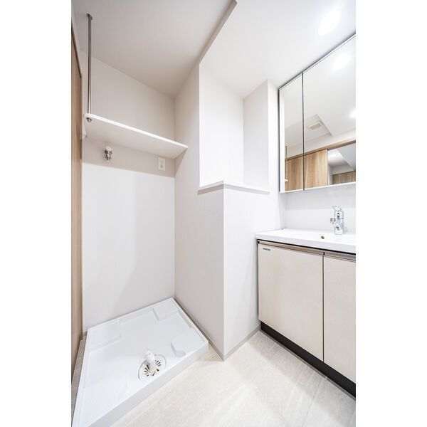 玄関　奇数階・偶数階で色味が異なりますが、現状奇数階のカラータイプ