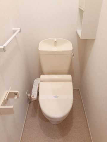 トイレ　落ち着いた色調のトイレです