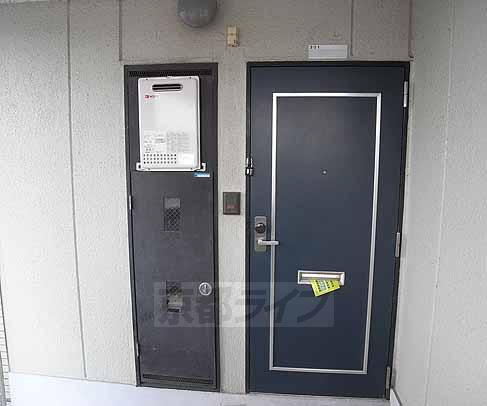 その他共有部分　玄関ドアです。横にはパイプスペースがあります。