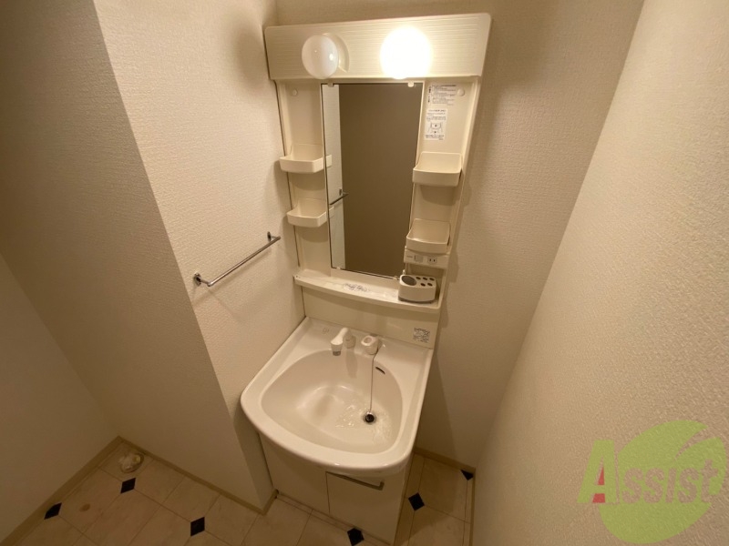 洗面設備　大きくて使いやすそうな独立洗面台になっています。　"