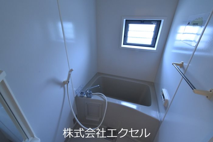 バス・シャワールーム　窓付きのお風呂です。