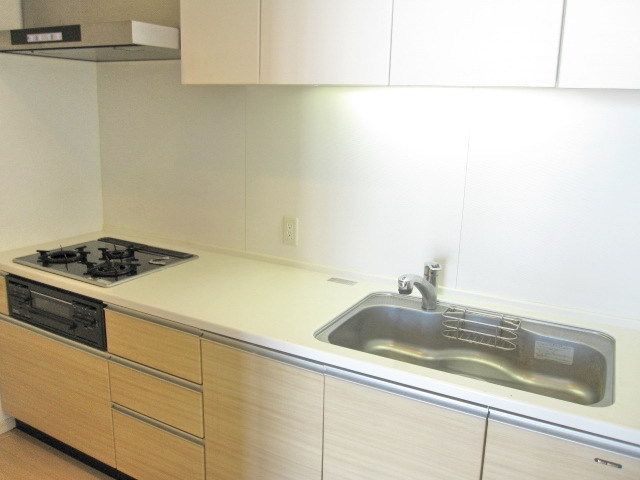 キッチン　★お料理楽々３口ガスのシステムキッチンです★