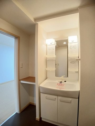 洗面設備　ゆったりとスペースのある洗面所