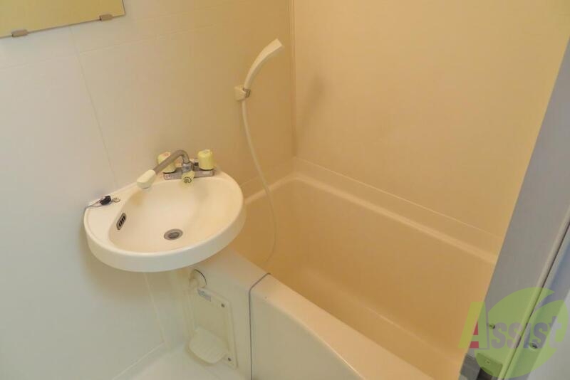 バス・シャワールーム　浴槽も広々としｔｒ日々の疲れが取れますね。