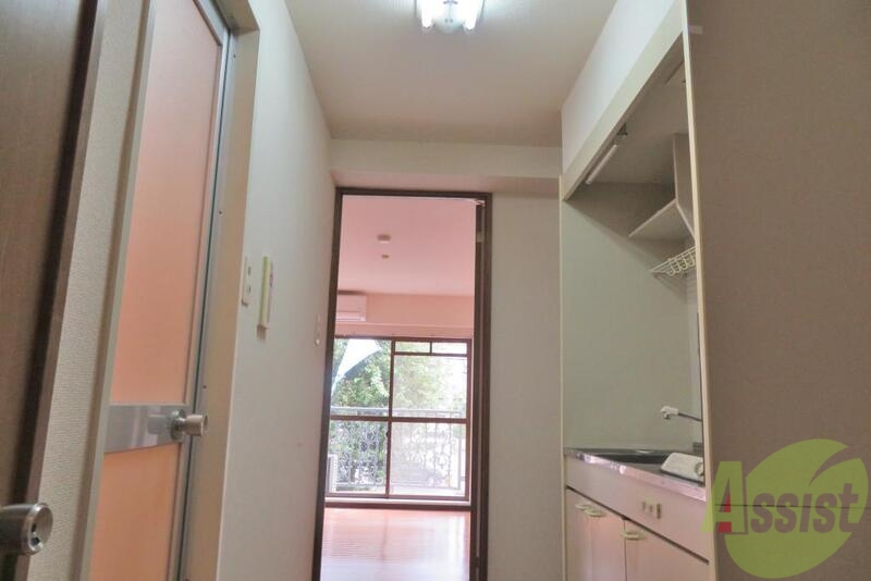 玄関　リビングからの光も入り明るい玄関です。