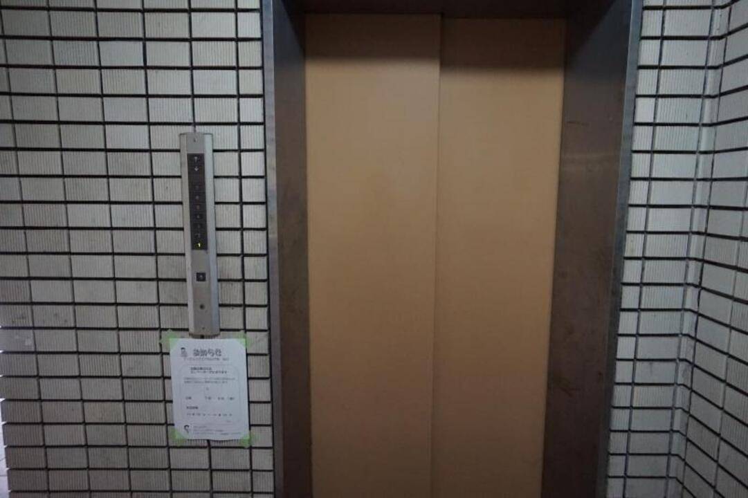エントランス　エレベーター