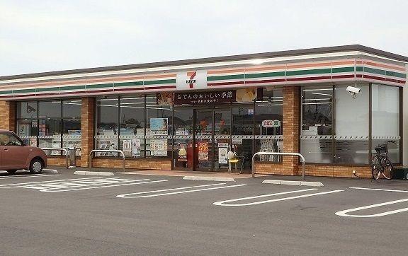 コンビニ　セブンイレブン（コンビニ）まで450m