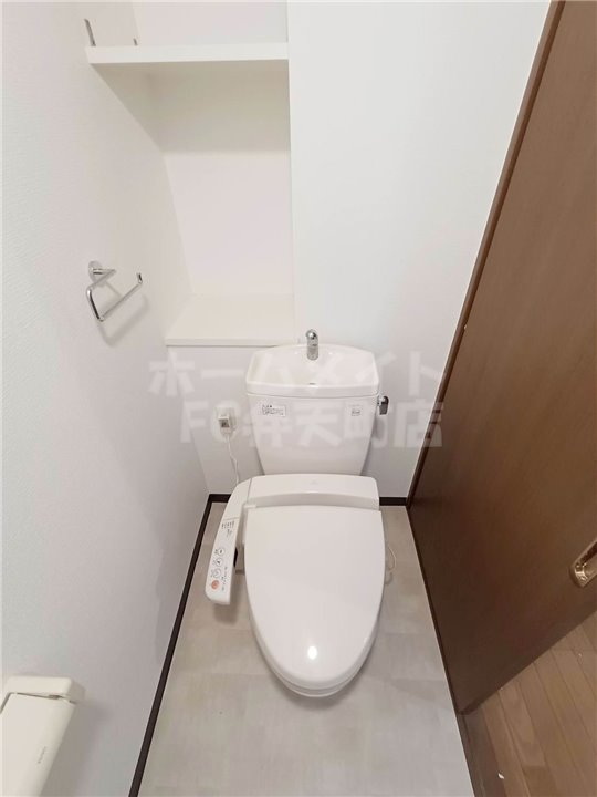 トイレ　温水洗浄付便座です