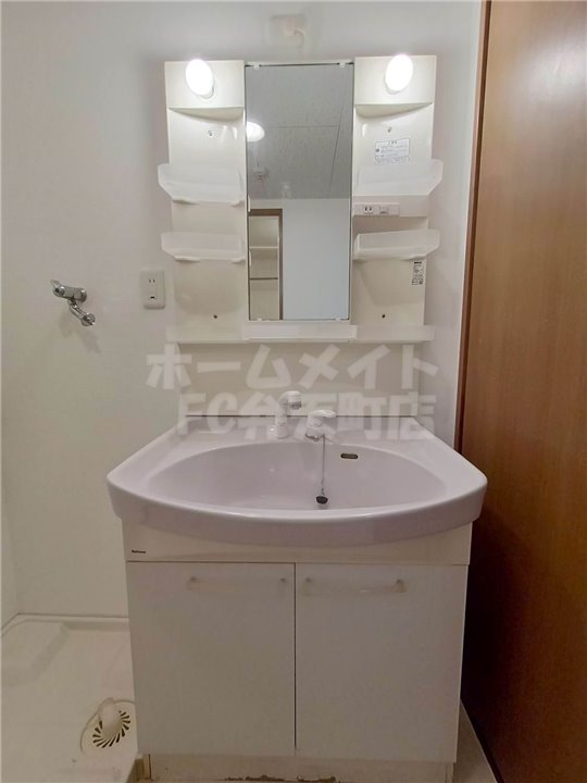 洗面設備　ゆったりとスペースのある洗面所