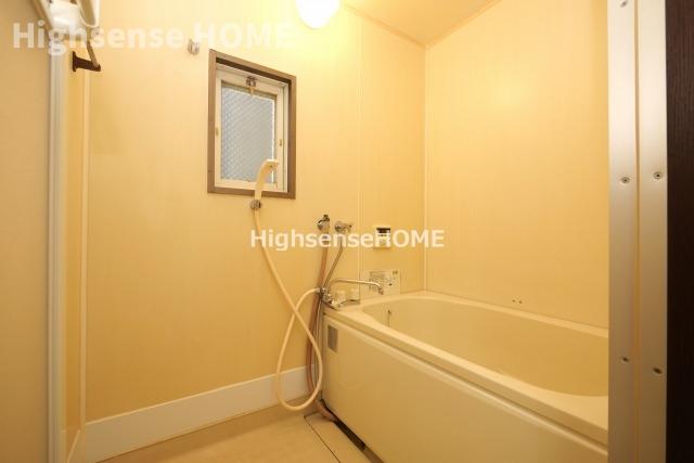 バス・シャワールーム　落ち着いた空間のお風呂です