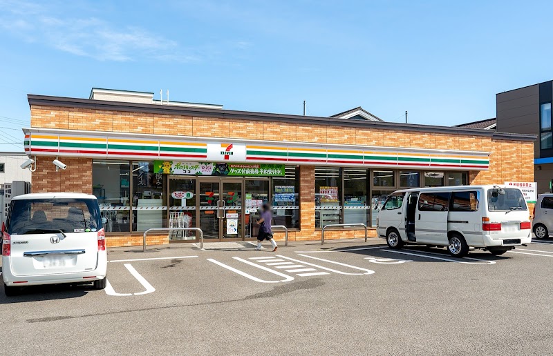 コンビニ　セブンイレブン札幌前田2条10丁目店（コンビニ）まで302m