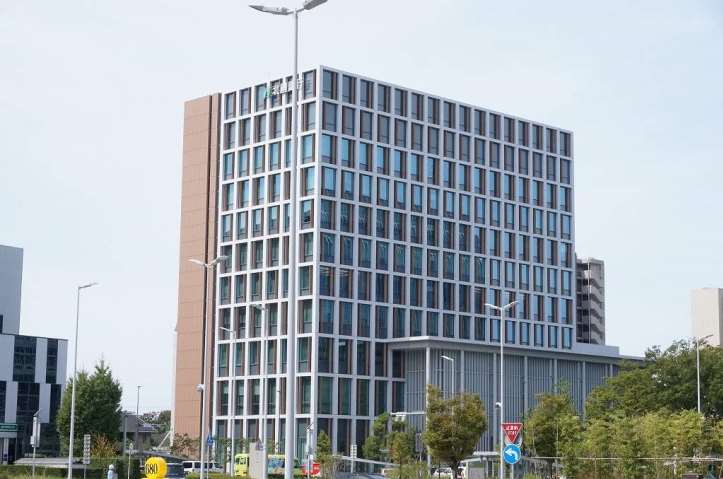 銀行　（株）北國銀行／本店（銀行）まで158m