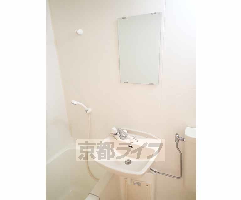 洗面設備　清潔感のある洗面台です。