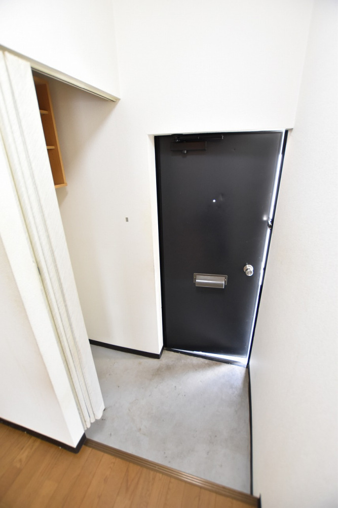 玄関　画像は別号室。ご参考にどうぞ