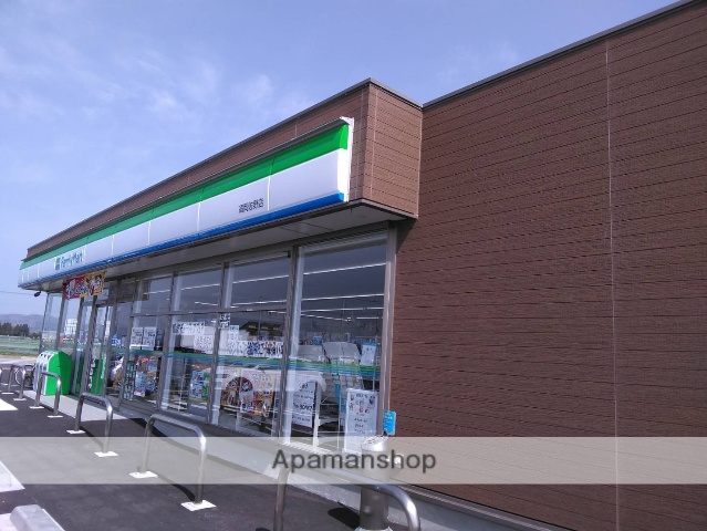 コンビニ　ファミリーマート（コンビニ）まで675m