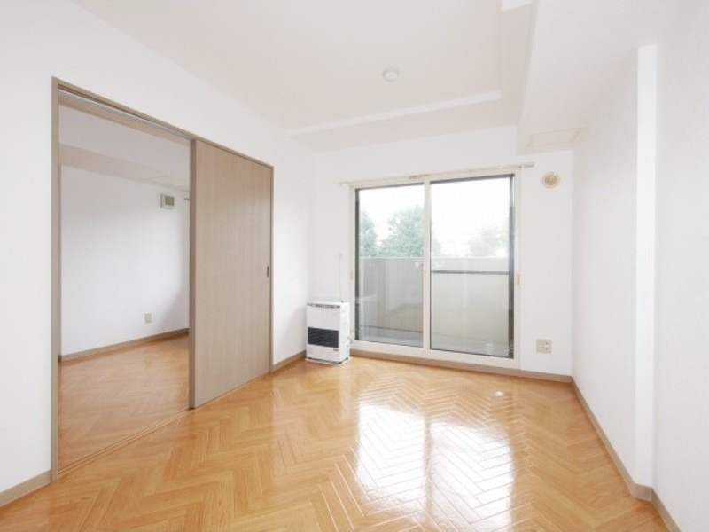 居室・リビング　退去予定につき同タイプ別号室の画像です。