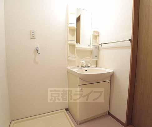 洗面設備　シャンプードレッサ付きの独立洗面台です。