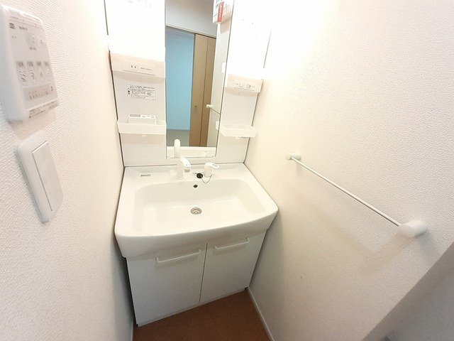 洗面設備　明るい洗面所です