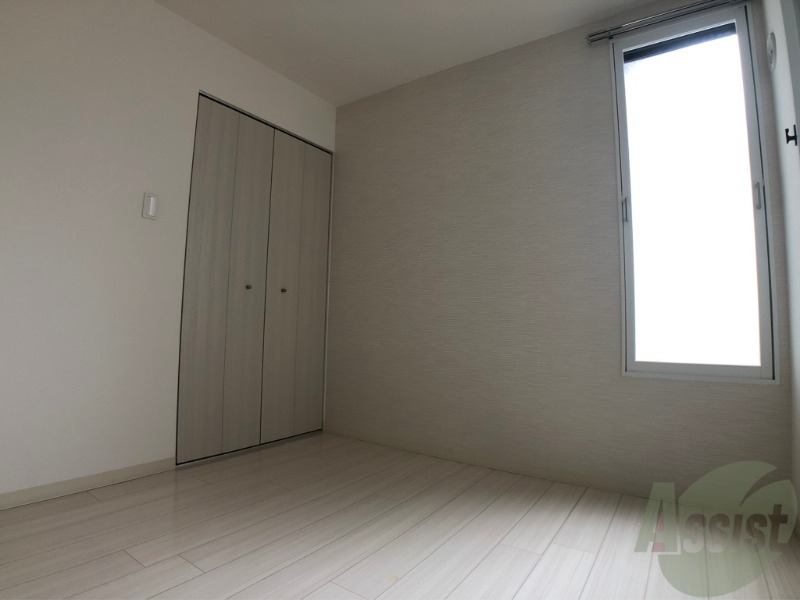 その他部屋・スペース　寝室はこちらです。光が差し込む、温かみのあるお部屋です。