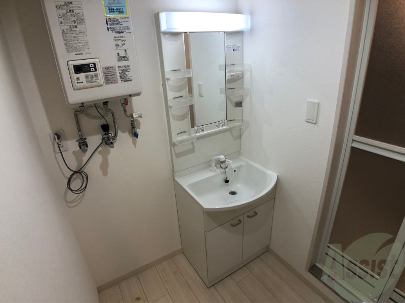 洗面設備　シャンプードレッサー。身支度はここでばっちりですね。