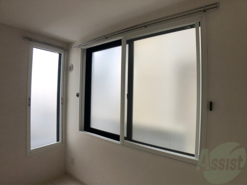 バルコニー　窓が沢山あると日がたっぷり入って気持ち良いですよね！