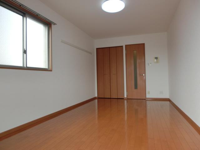 居室・リビング　角部屋で明るく広い居室