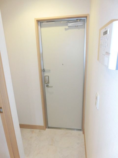 玄関　玄関にはトールタイプのシューズボックス。