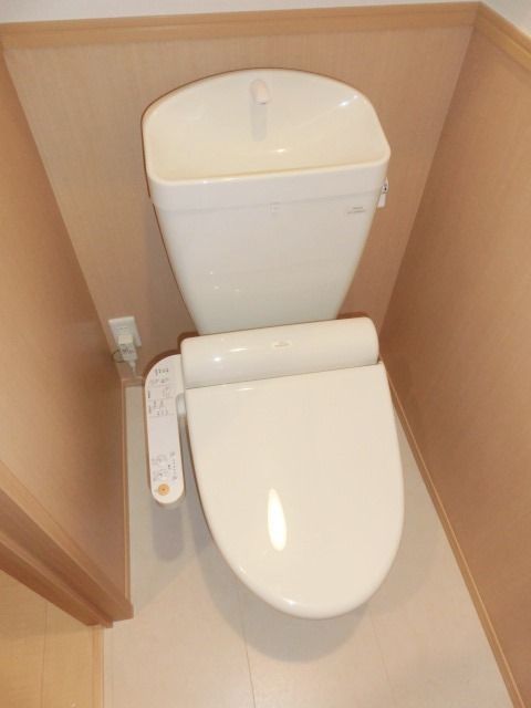 トイレ　温水洗浄便座付きのトイレ。