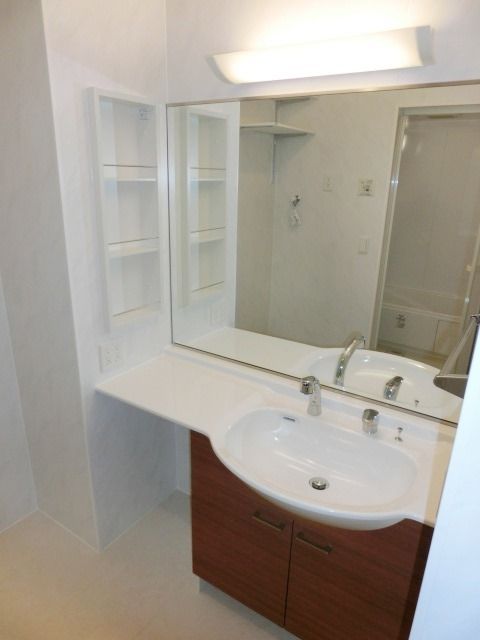 洗面設備　広々とした洗面スペースです。