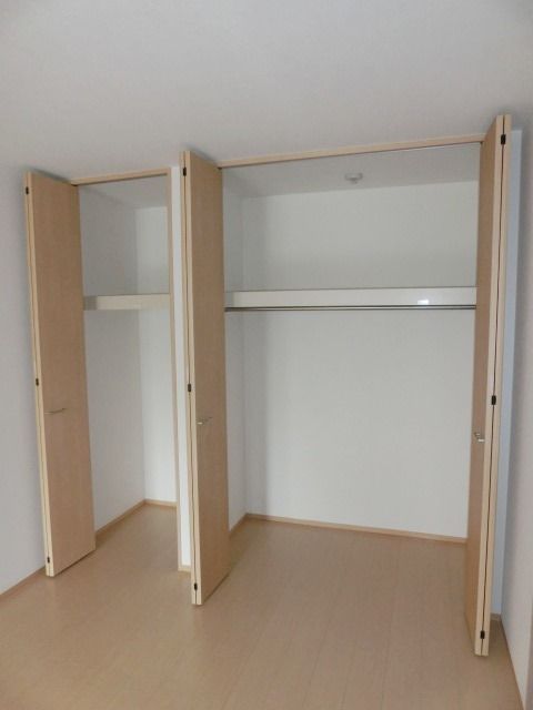 収納　洋室のクローゼットは広々１間半分。