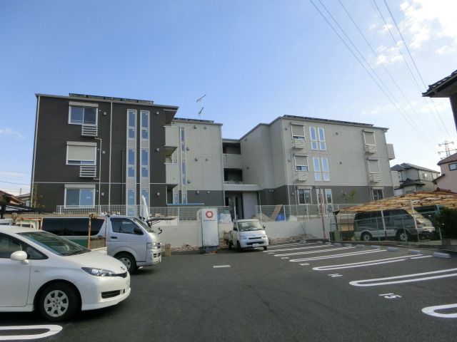 建物外観　２０１５年３月築のアパート。