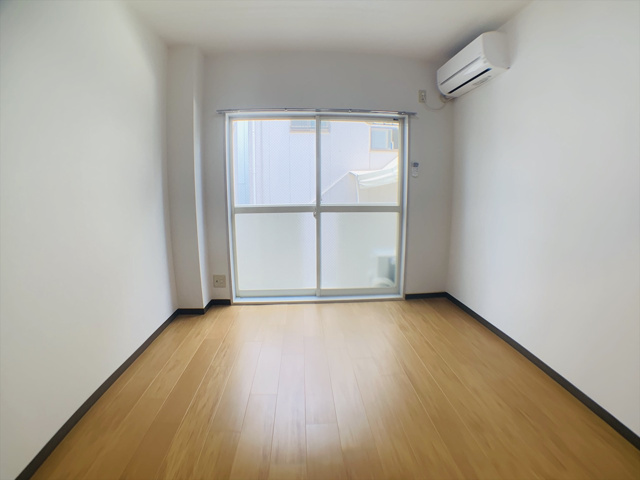 居室・リビング　エアコン付きで快適に過ごせます♪