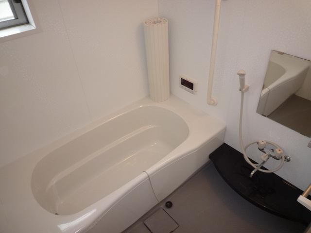 バス・シャワールーム　窓付きの追い焚き1坪バス