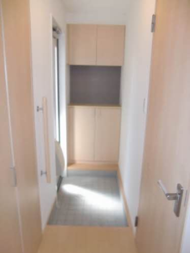 玄関　同間取り別部屋写真です。