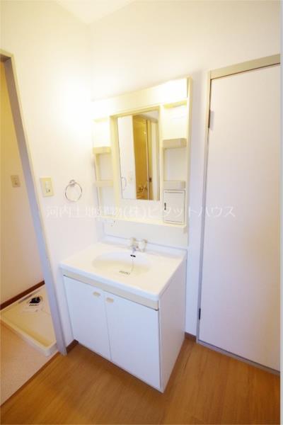 洗面設備　類似室内