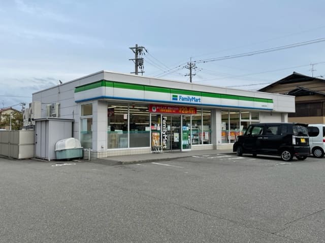 コンビニ　ファミリーマート金沢諸江町店（コンビニ）まで90m