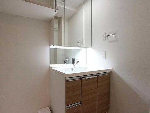 洗面設備　独立洗面化粧台が付いています