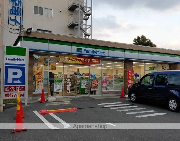 コンビニ　ファミリーマート（コンビニ）まで586m