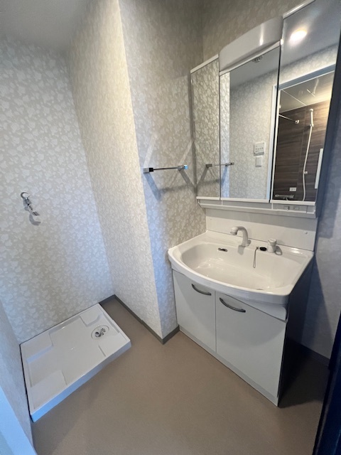 洗面設備　三面鏡付洗面化粧台