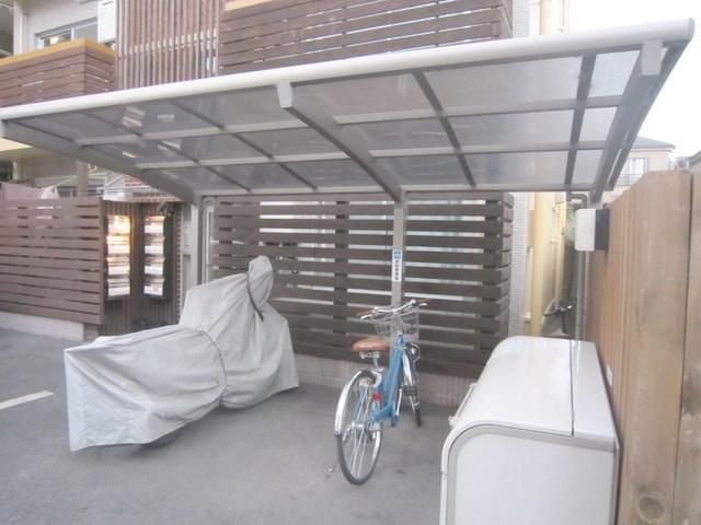 エントランス　★　屋根付き駐輪場　★