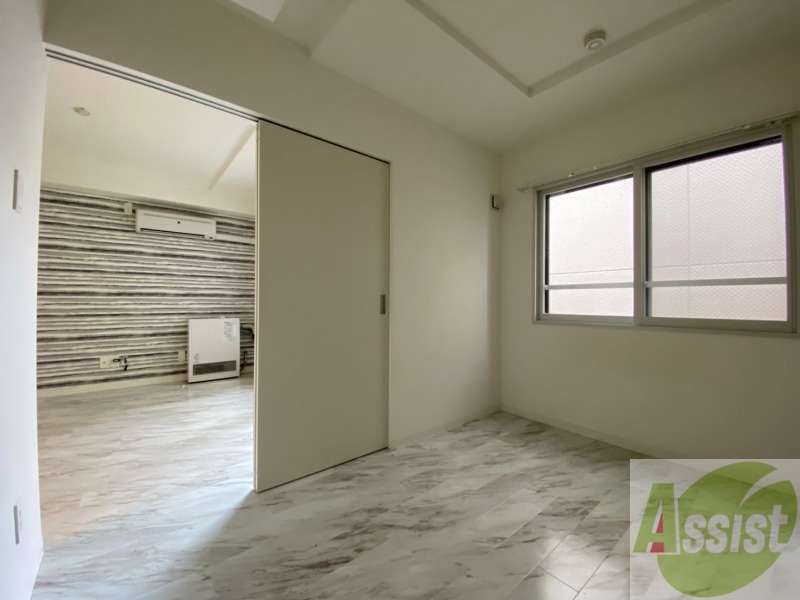 その他部屋・スペース　戸を閉めるとリビングと区切られた寝室にすることができますよ。