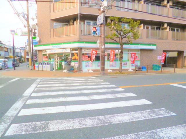 コンビニ　ファミリーマート（コンビニ）まで566m