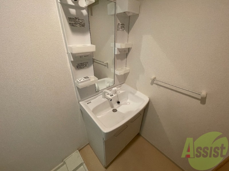 洗面設備　洗面化粧台も独立しており、洗面台の棚も利便性がありますね。