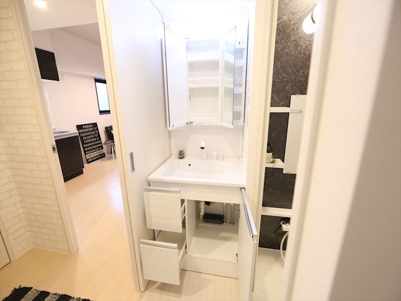 洗面設備　脱衣所　独立洗面台（シャンプードレッサー付）収納スペース有