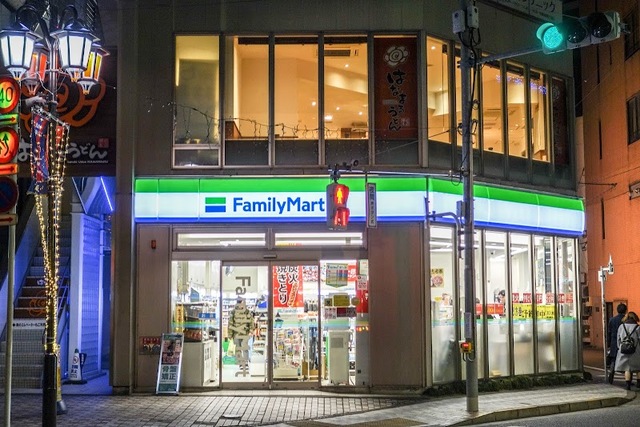 コンビニ　ファミリーマート国立駅南口店（コンビニ）まで305m